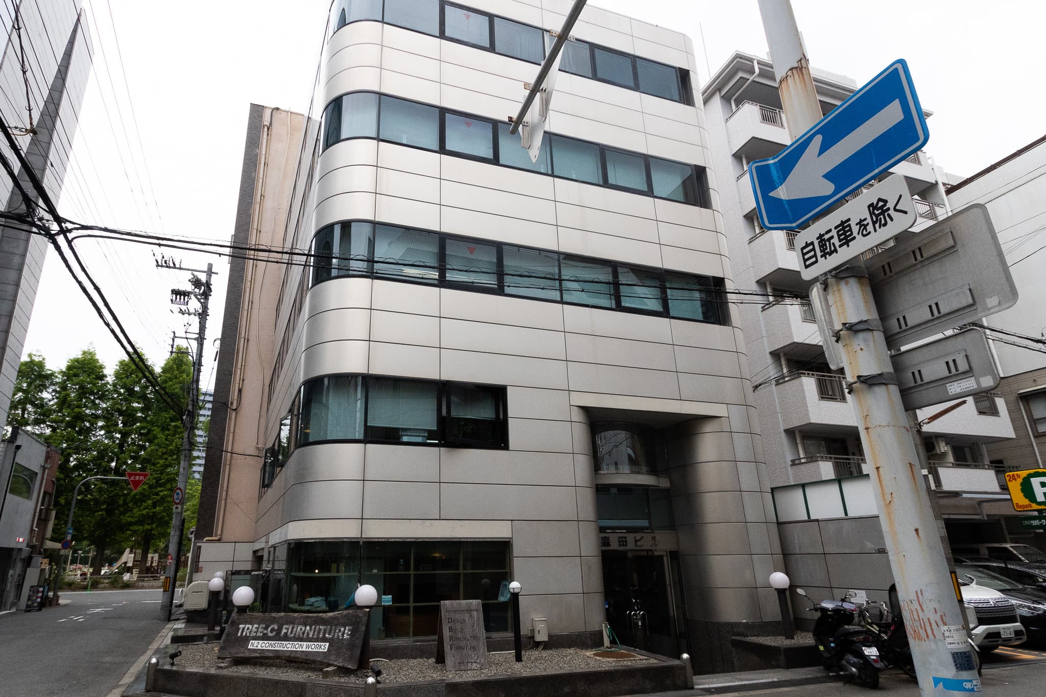 ビル外観_ビルはSECOMのセキュリティを導入しており、時間外の入館にはセキュリティカードが必要です。