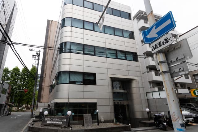 ビル外観_ビルはSECOMのセキュリティを導入しており、時間外の入館にはセキュリティカードが必要です。