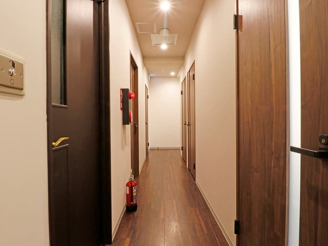 共用部_廊下。フリードリンクを利用することができます。