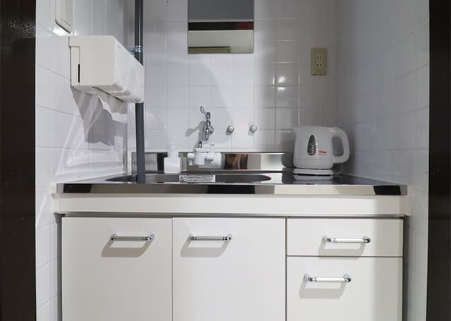 共有部_給湯室。シンク・電子レンジ・冷蔵庫があります。