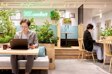 共有部_カフェブース。食事・通話・WEB会議OKの作業スペースです。※画像はイメージです。©bizcomfort