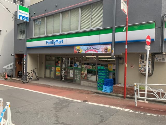 近隣のコンビニ_ファミリーマート 渋谷神南北谷公園前店 (徒歩1分)