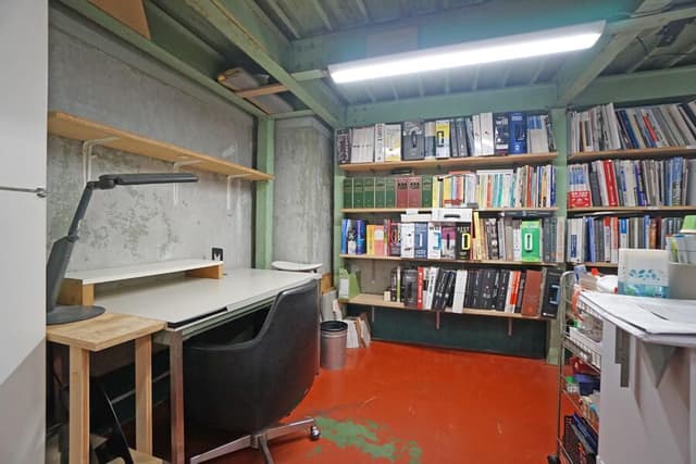 専用デスク1_専用デスク1は書斎のような落ち着いた雰囲気なので、集中して作業ができます。