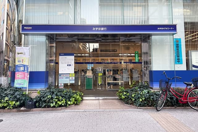 近隣の銀行_みずほ銀行上野支店(徒歩1分)_ビルの横に銀行ございます。