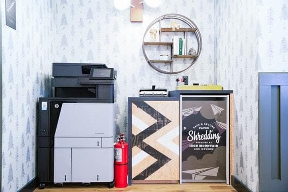 その他_設備。複合機など共有できる物をシェアする事で経費削減に繋がります。©WeWork※画像はイメージです。