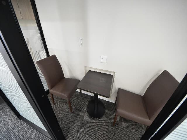 共用部_ミーティングルーム。ガラス張りの部屋で、打ち合わせや面談にぴったりのお部屋です。