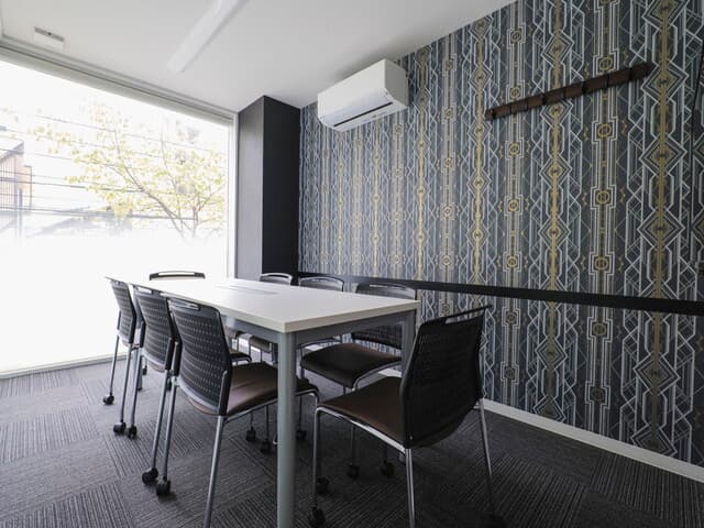 共用部_会議室。予約制会議室は1日合計で3時間までの利用が可能です。