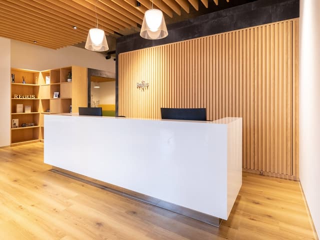 外観_受付。常駐スタッフによる様々なビジネスサポートが用意されています。