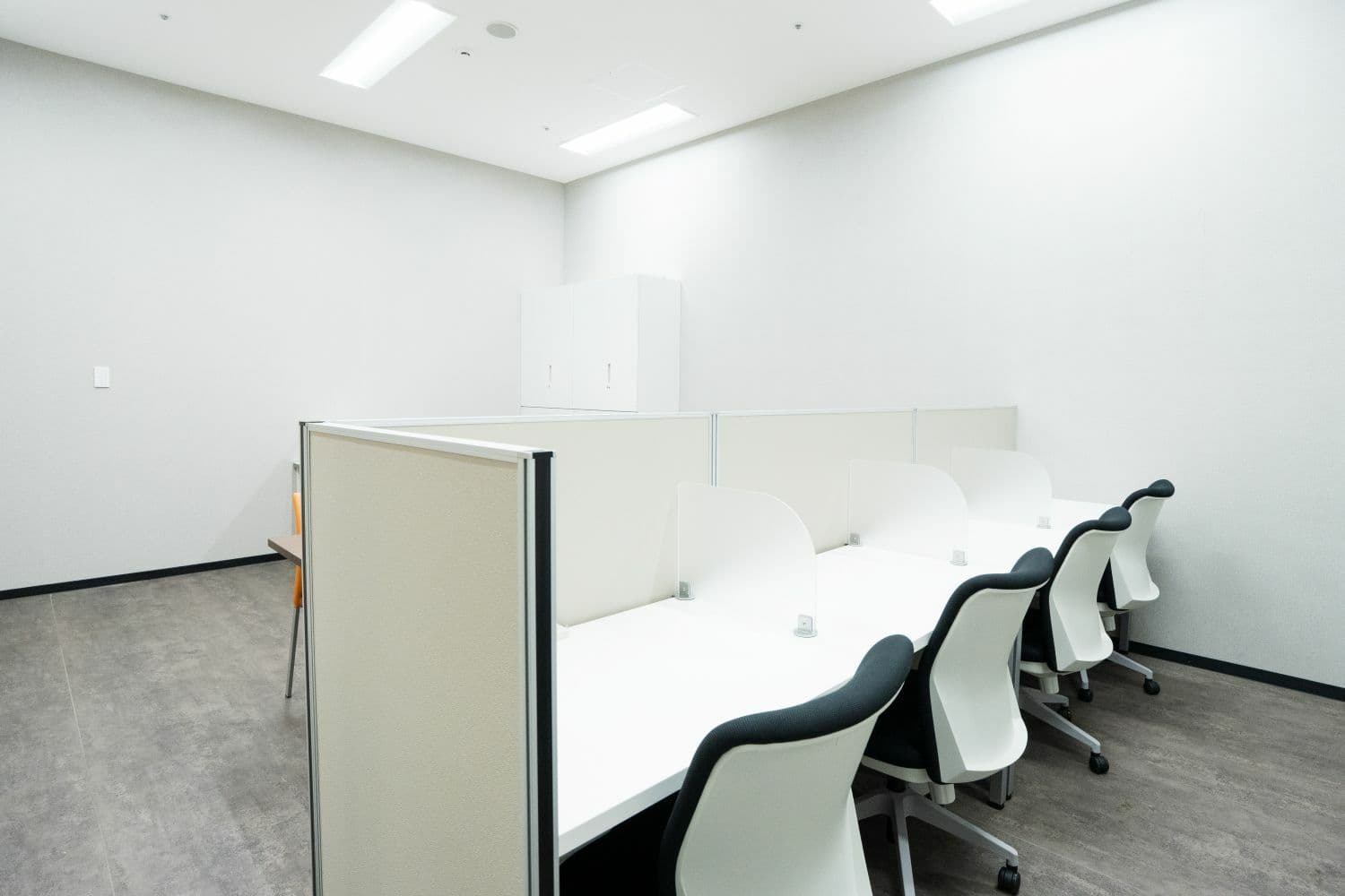 共用部_フリーデスク。自由な席で作業可能です。