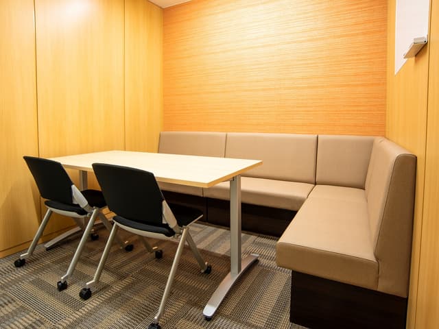 共有部_会議室。合計で4室の会議室を完備しています。