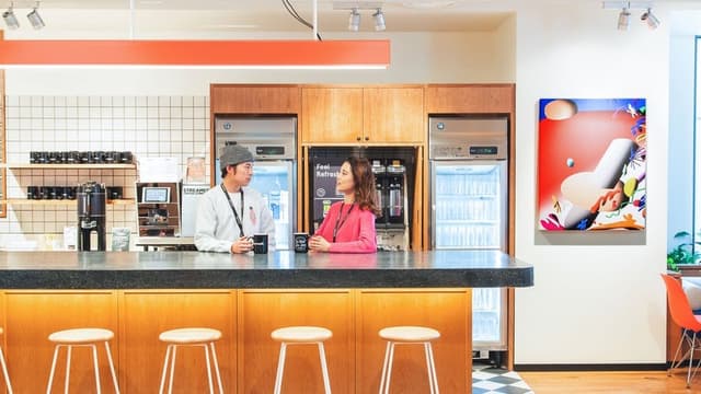 共用部_キッチン。作業の合間のリラックスにぴったりな設備が揃っています。©WeWork※画像はイメージです。