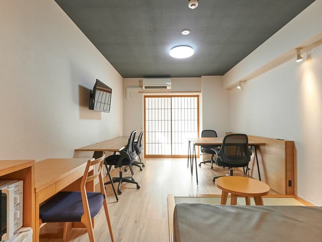 個室_大きな襖で日中は日の光を取り入れることが可能です。空調も完備しています。
