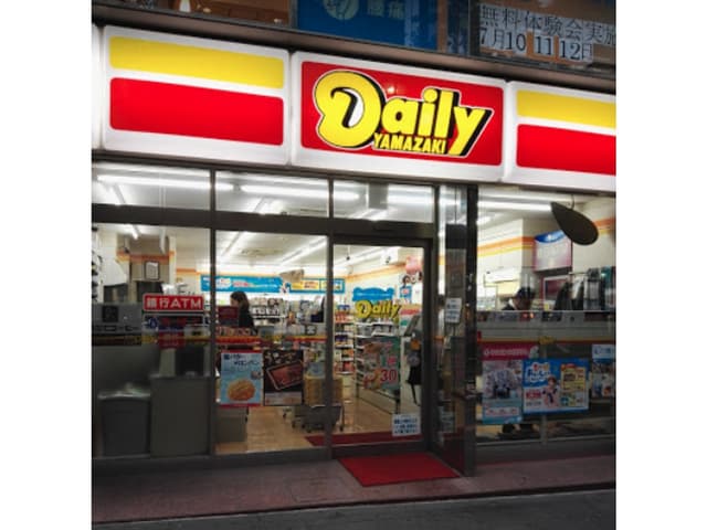 近隣のコンビニ_デイリーヤマザキ 六本木交差点店 (徒歩1分)