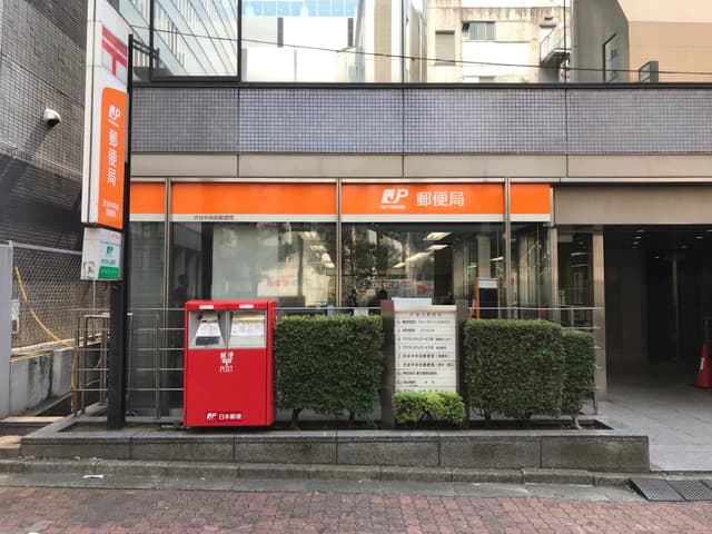 周辺の郵便局_オフィスビル前の歩道橋を渡ってすぐの立地!