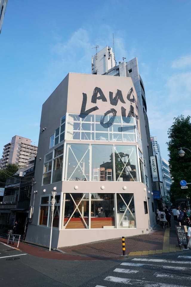 外観_開けた角地に建っているので大変視認性の良いオフィスです