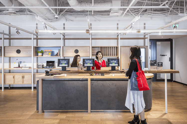 外観_受付。サポートスタッフが常駐しているので来客対応も安心です©WeWork