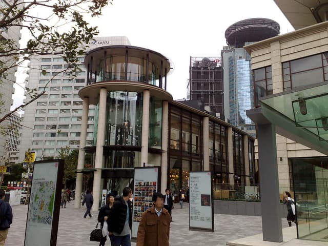 近隣の商業施設_赤坂サカス (徒歩3分)