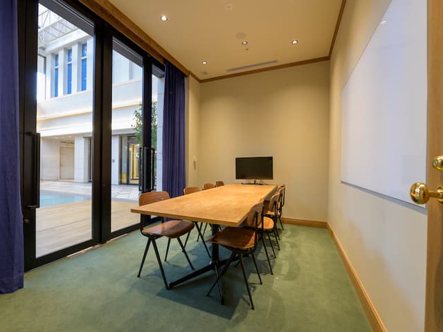 Meeting Room_ミーティングやプレゼンなど、多目的なご利用が可能です。