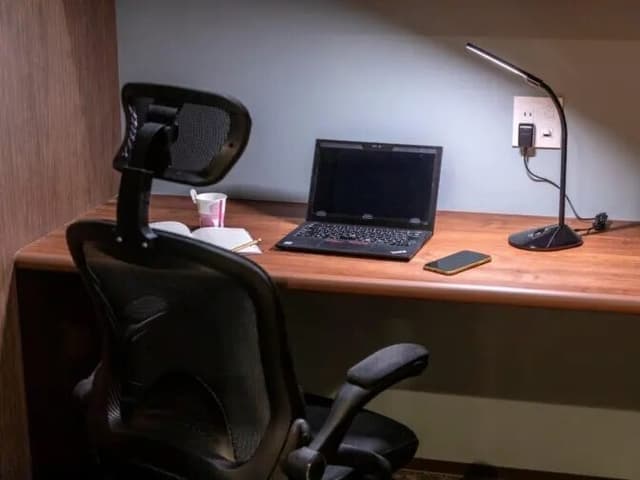 個室_1名用の個室です。シンプルなデザインが施されています。©BIZcomfort