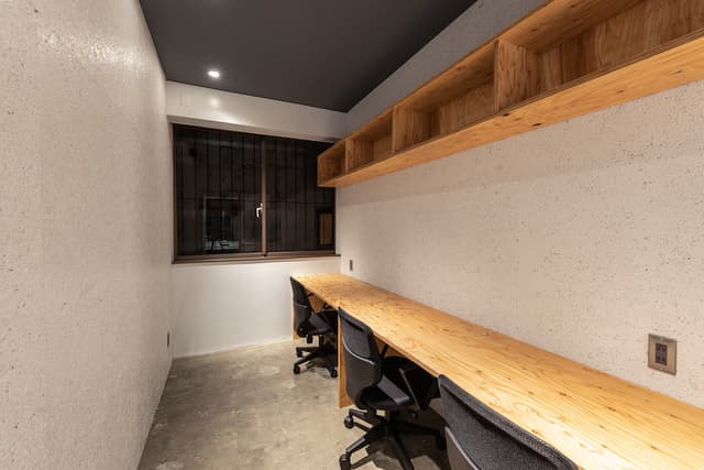 個室A_3名用の少人数個室(アカウントは5名分)。付帯家具もあります!