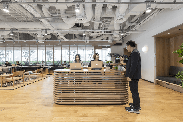 外観_受付。受付から相談までWeWorkスタッフのサポートが受けられます。©WeWork※写真はイメージです。