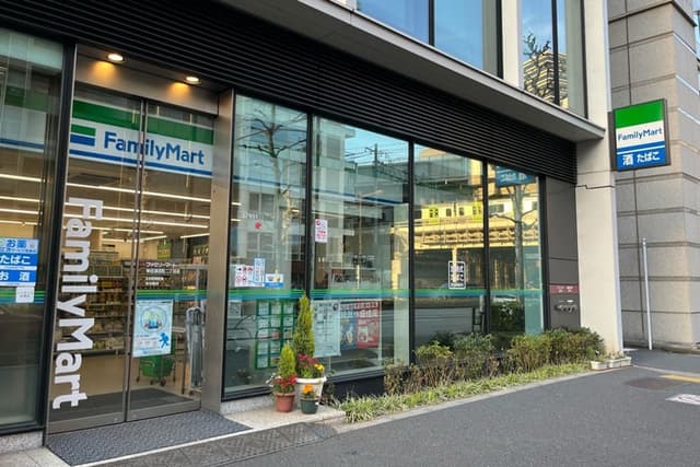 近隣のコンビニエンスストア_ファミリーマート神田須田町二丁目店(徒歩2分)