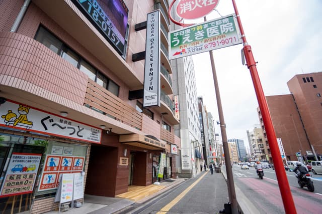 建物外観。住吉通り沿いのビルです。1階には飲食店が入っています。
