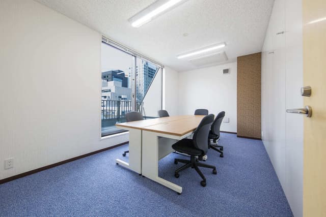 専有部_個室。窓付きのお部屋は日当たり・景観も良好です。