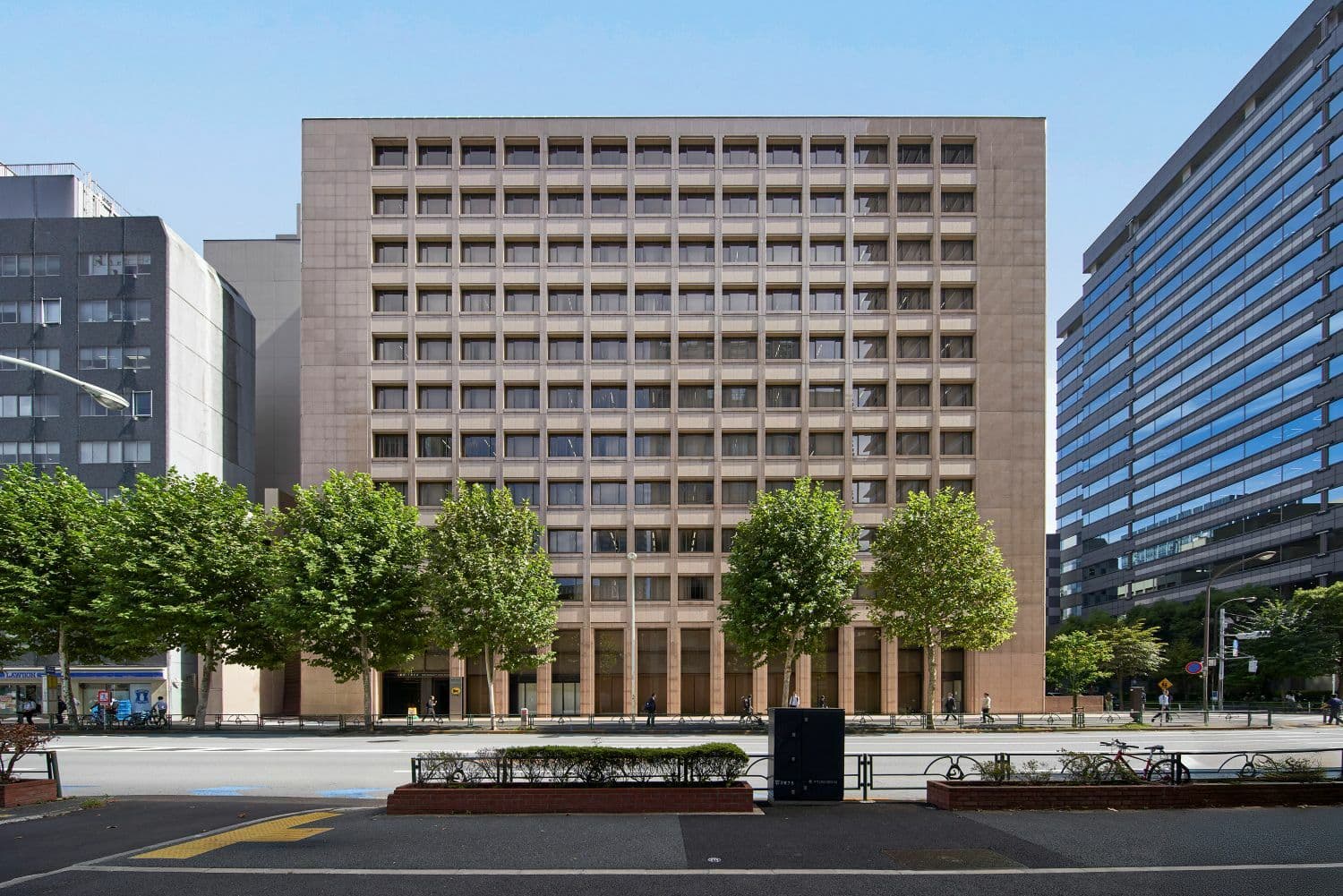 外観_虎ノ門駅から徒歩3分に位置しています。