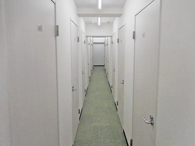 内観_各個室に鍵がついていて、セキュリティ面も安心して作業していただけます。