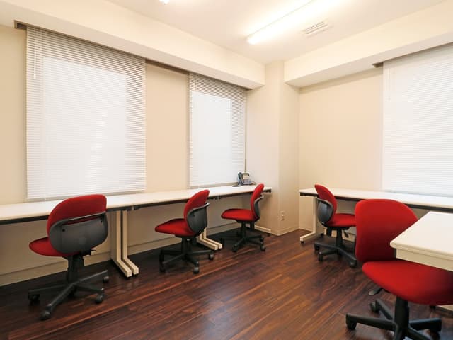 個室_5名用個室です。プリンタやロッカー、会議室を有料で利用することができます。