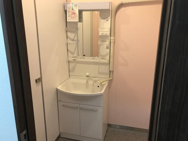 内観_お手洗いには独立洗面台をご用意しております。
