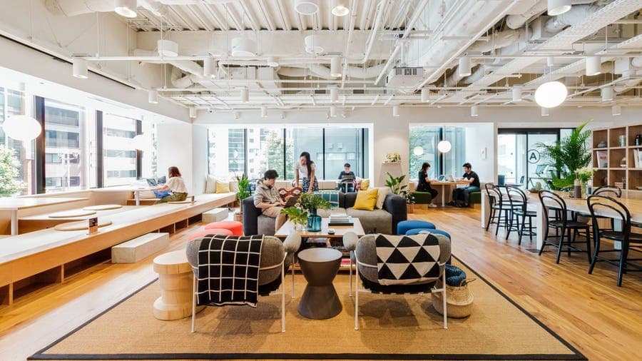 共用部_ラウンジ。広くて開放的なラウンジです。※写真はイメージです。©WeWork