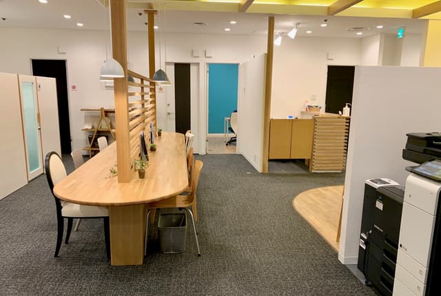 ラウンジ_来客対応や気分転換になど様々な用途でご利用いただけるスペースです