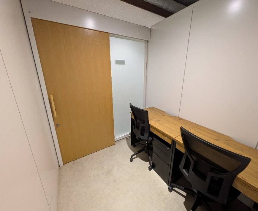 個室_2名用の家具付きの個室です。