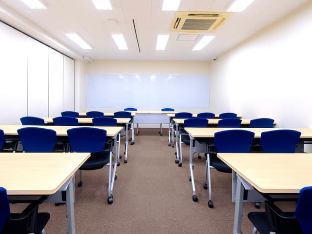 共用部_カンファレンスルーム。ティーサーブやお客様のご案内、資料作成などをコンシェルジュがサポートします。