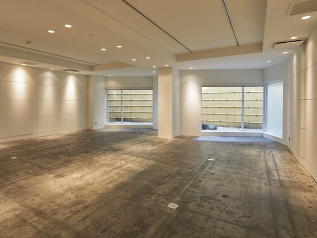 個室_OFFICE006。採光に加えて換気も良好なオフィス環境となっています。