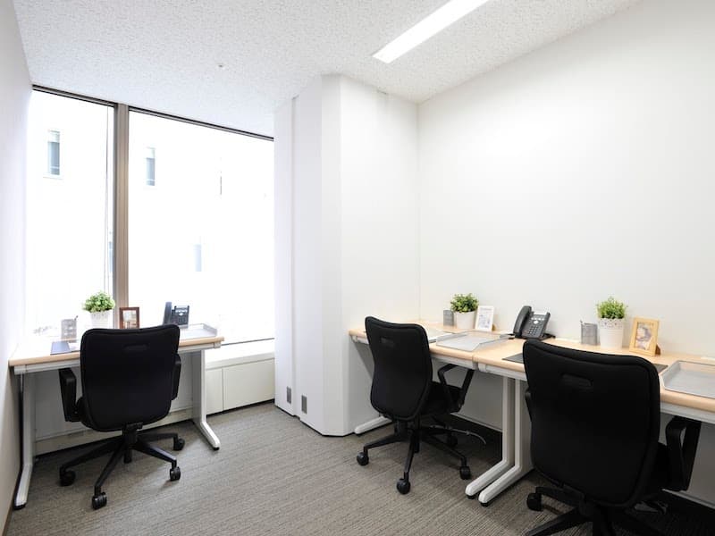 個室_家具備え付けで内装工事が不要なので、入居後すぐにお仕事を始めることが可能です。