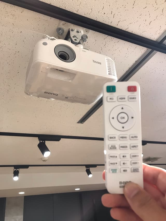 設備_フリースペースにはプロジェークターがご用意されています