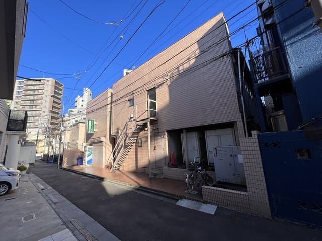 外観_駒込駅から徒歩2分の場所にあります。