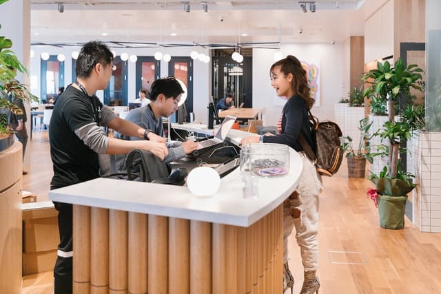 外観_受付です。サポートスタッフが常駐しているので来客対応も安心です©WeWork