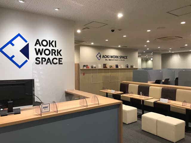 外観_受付。受付付近にはロッカーなどの設備も揃っています。