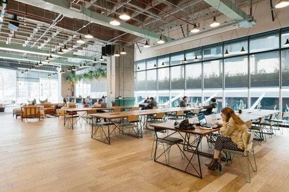 専有部_ホットデスク。自身専用の席で作業することができます。©WeWork ※写真はイメージです。