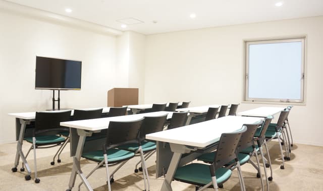 セミナールーム_会議室同様セミナールームにも様々なタイプの物が用意されています