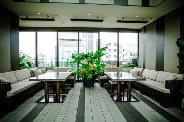 内装_フリースペース・受付は10階【es】までお越しください。