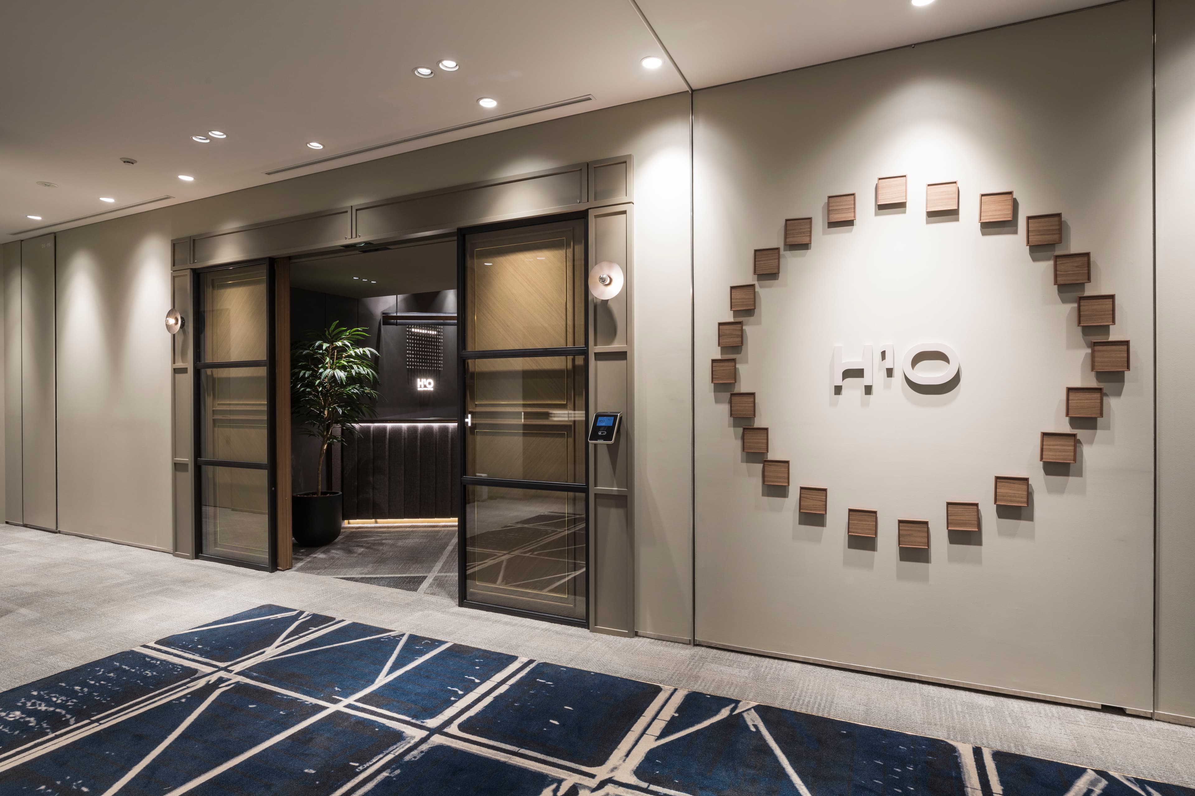 エントランス_高級感のあるエントランス、インターホンが用意されているので急な来客にも対応できます