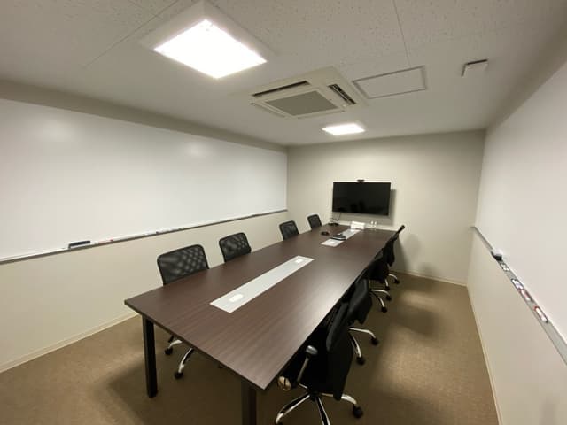 共用部_会議室。30分単位でご予約可能な会議室がございます。