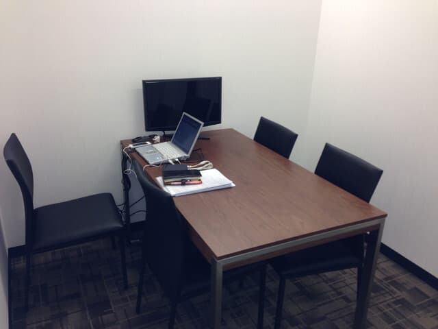 共用部_会議室。会議室にはLAN端子があり、ネットの利用も可能です。