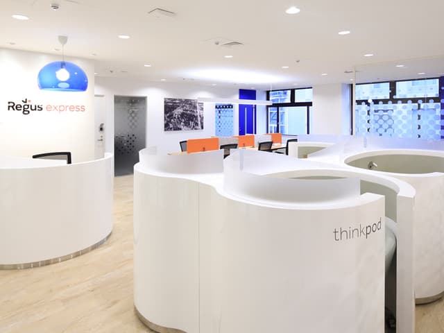 共用部_ビジネスラウンジ。気分転換にポッド型のワークスペースでお仕事に取り掛かることも可能です。