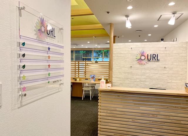 受付_常駐の受付スタッフがご来訪のお客様をお出迎えします